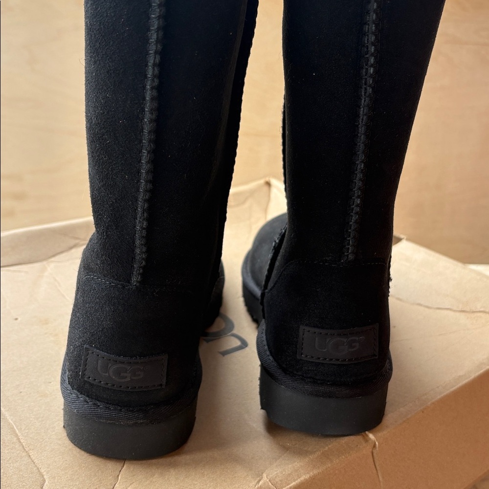 Ugg tall classic boots - Picture 2 of 6